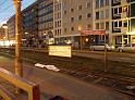 Person unter KVB Bahn Koeln Eifelstr P09